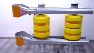 Barreira de segurança do corrimão da estrada com feixe W