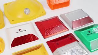 Segurança reflexiva plástica dos pregos da estrada